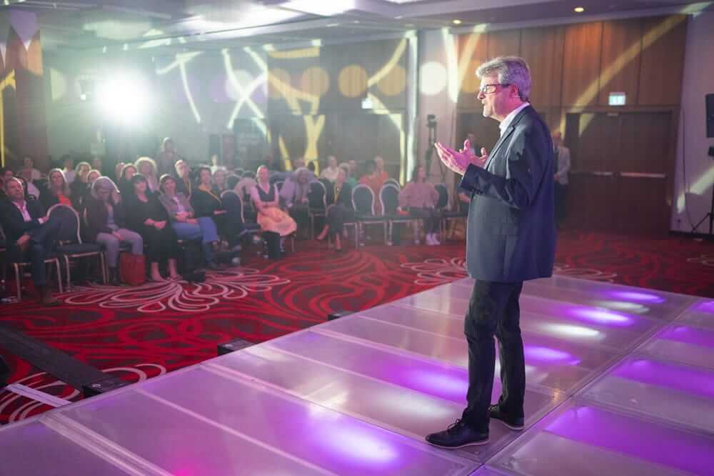 Event stage performance image : Markus Eistert keynote speaker Berufliche Weiterentwicklung für Teams